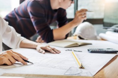 profesyonel mimar tasarımcı yapı mühendisi takım arkadaşları çalışma bina tartışırken bilgisayar arayan office tasarım proje planı 