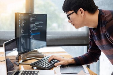 Okul sırası pc programlama kod teknolojileri veya Web sitesi tasarımı üzerinde yazılım geliştirme şirketi ofiste çalışan dalgın programcı. 