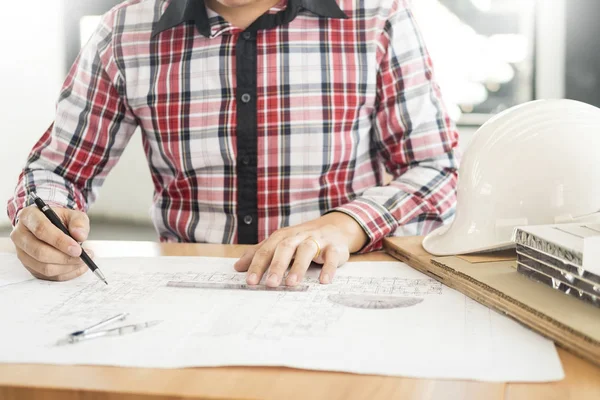 Plan Dibujo Mano Del Ingeniero Persona Impresión Azul Con Equipo —  Fotos de Stock