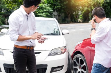 Genç sürücü yapmak telefon çağırmak için rapor araba yardım yardım bir trafik kaza kusur motor arıza vurguladı durumda sonra sigorta