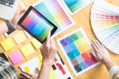 İş başında yaratıcı grafik tasarımcı. Renk renk örneği örnekleri pantone paleti studio modern ofis, iç tasarım, yenileme ve teknoloji kavramı
