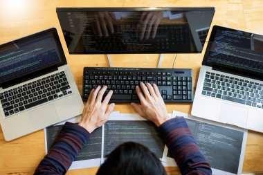 Okul sırası pc programlama kod teknolojileri veya Web sitesi tasarımı üzerinde yazılım geliştirme şirketi ofiste çalışan dalgın programcı. 