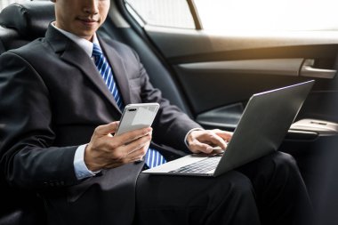 Çekici genç iş adamı. Arabada cep telefonu kullanıyor..