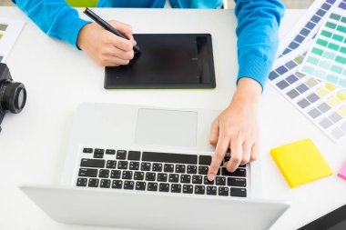 iç tasarım veya grafik tasarımcı yenileme ve teknoloji kavramı - seçim için renk örnekleri ile çalışan kadın. renk renk örnekleri, closeup seçme işyerinde. Yaratıcı insanlar 