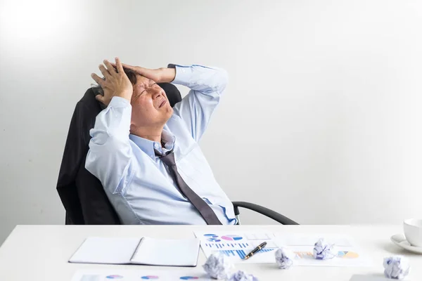落ち込んで障害とオフィスで疲れたビジネスマン後半悲しいと解決問題 会議室 ストレスと心配して仕事の危機の概念 — ストック写真