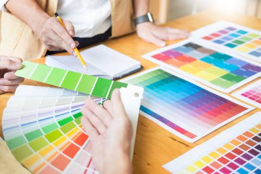 Profesyonel yaratıcı mimar grafik desiner işgal renk pantone paleti örnekleri üzerinde office masaüstü bilgisayar projesi için seçme