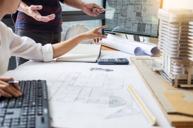 profesyonel mimar tasarımcı yapı mühendisi takım arkadaşları çalışma bina tartışırken bilgisayar arayan office tasarım proje planı 