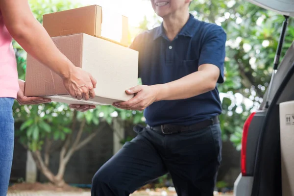 Mujer Que Recibe Caja Cartón Paquete Del Repartidor Que Lleva —  Fotos de Stock