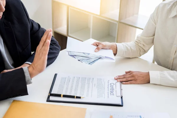 Zakenman Weigering Afwijzing Van Geld Envelop Omkoping Corruptie Concepten — Stockfoto