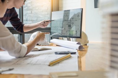 profesyonel mimar tasarımcı yapı mühendisi takım arkadaşları çalışma bina tartışırken bilgisayar arayan office tasarım proje planı 