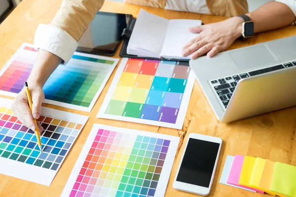 İş başında yaratıcı grafik tasarımcı. Renk renk örneği örnekleri pantone paleti studio modern ofis, iç tasarım, yenileme ve teknoloji kavramı