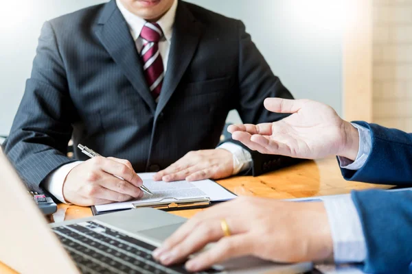 Equipo Socios Negocios Discutiendo Documentos Financieros Ofreciendo Pluma Ordenador Portátil — Foto de Stock