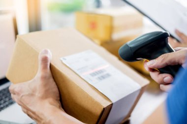 Kurye makine parça yanında keying parsel paket kutuyu işaretleyerek office gemi önce araçları ve veri makaleler iş iş kadın evde eller.