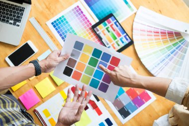 Profesyonel yaratıcı mimar grafik desiner işgal renk pantone paleti örnekleri üzerinde office masaüstü bilgisayar projesi için seçme