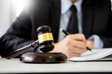 Adalet yasa ve ahşap Resepsiyon arka planda çalışan avukat tokmak ve ses bloğu