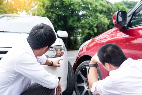 Dos Hombres Discutiendo Después Accidente Coche Tráfico Colisión Carretera — Foto de Stock