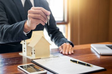 Müşteri yeni ev, el emlakçı veya daire anahtar alan adamın peşinden vererek Emlak Ajan Başlarken tuşları satın alma anlaşması sözleşme bitirmek ve işaret sözleşme, kiralama veya satın alma ev concept