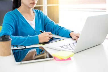 iç tasarım veya grafik tasarımcı yenileme ve teknoloji kavramı - seçim için renk örnekleri ile çalışan kadın. renk renk örnekleri, closeup seçme işyerinde. Yaratıcı insanlar 