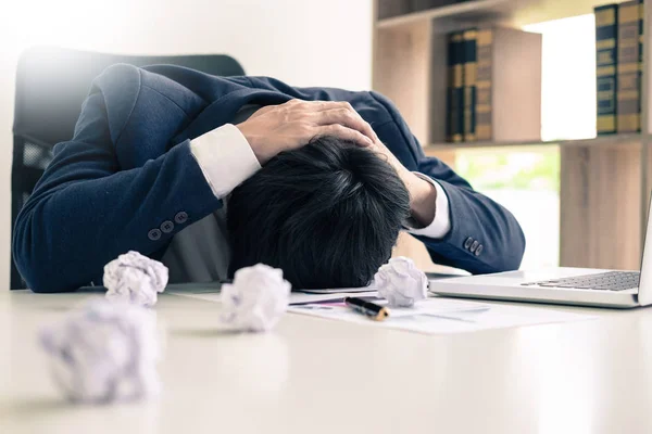 Deprimido Fracaso Hombre Negocios Cansado Tarde Triste Resolver Problema Oficina —  Fotos de Stock