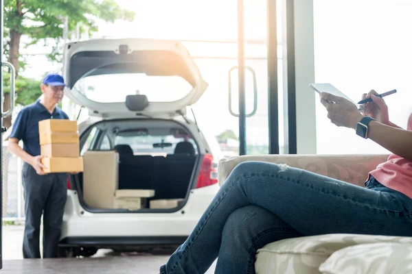 Frau Kurier Hält Ein Paket Versand Post Anhang Unterschrift Unterzeichnung — Stockfoto