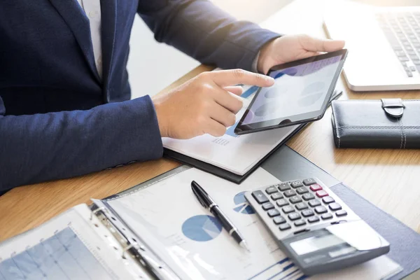 Geschäftsmann Arbeit Schreibtisch Büro Business Finanzanalyse Diagramme Oder Diagramme Buchhaltung — Stockfoto