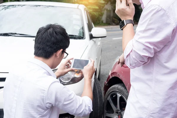 Erkek Sürücü Aracın Kaza Hasar Görmüş Bir Holding Smartphone Sigorta — Stok fotoğraf
