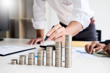 belgelerde, iş planı, işyeri, adam holding kalemler, kağıtları, notlar yazma yazma gol bir kağıt üzerinde işaret kişi kaydetme para kavramı, grafik, yığınlar, grafik ve kalem