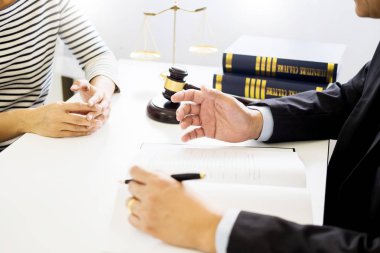 iş adamları ve avukatlar sözleşme kağıtları masaya oturan tartışıyor. Hukuk, tavsiye, yasal hizmetler kavramları.