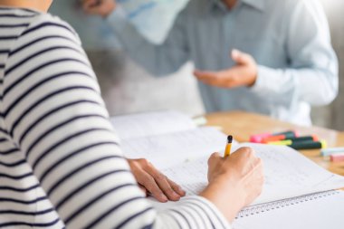 kadın öğrenmek ve öğretmek öğretmen sınıf oda bir masada oturan yardım kavramı eğitim