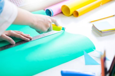 Kadın eli hurda rezervasyon veya diğer Festival süsleri DIY aksesuarlar düzenleme yapmaya kağıt kesme