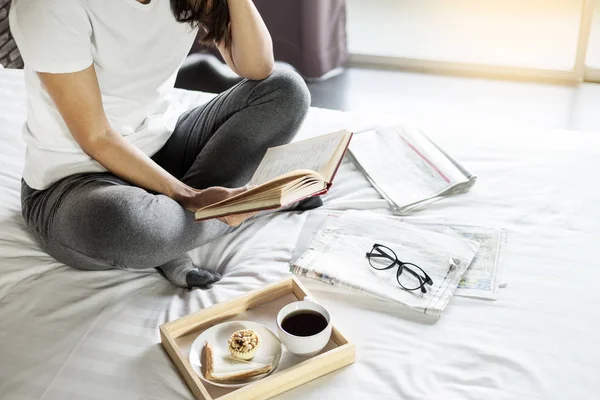 Kvinna Läsa Bok Eller Tidning Och Dricka Kaffe Frukost Sängen — Stockfoto