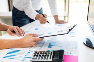 Takım iş süreci. genç iş yöneticileri ekip yeni başlangıç projesi ile çalışma. klavye, manifatura mesaj yazarak ahşap masa tablet, grafik planları analiz.