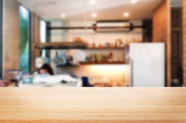 Seçilen odak boş kahverengi ahşap masa ve kahve dükkanı veya restaurent bokeh görüntü ile arka plan bulanıklık. Fotomontaj veya ürün ekran