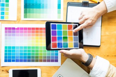 Profesyonel yaratıcı mimar grafik desiner işgal renk pantone paleti örnekleri üzerinde office masaüstü bilgisayar projesi için seçme