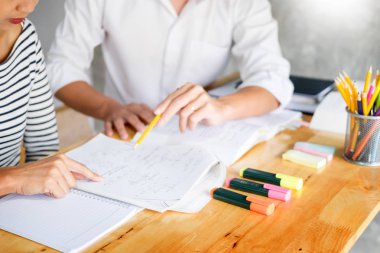 kadın öğrenmek ve öğretmek öğretmen sınıf oda bir masada oturan yardım kavramı eğitim