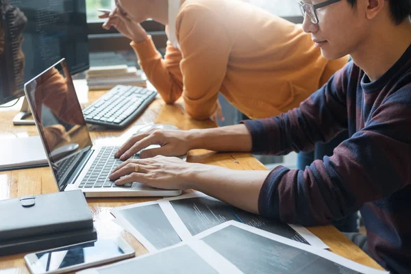 Programcı şirket office programlama ve yazılım Tasarımcısı çalışma bu projeye kodlama