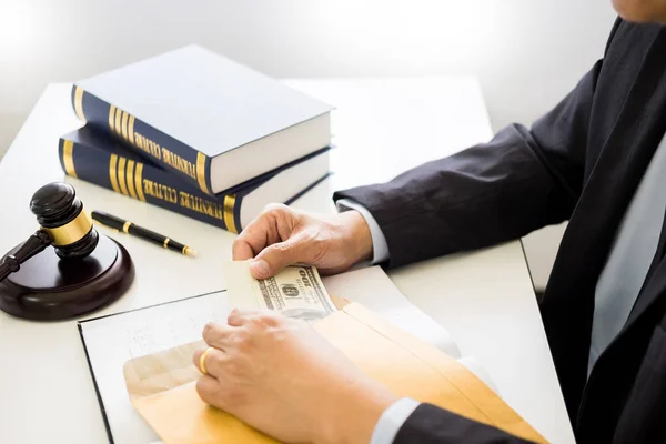 Advogado Sendo Oferecido Recebendo Dinheiro Como Suborno Cliente Mesa Tribunal — Fotografia de Stock
