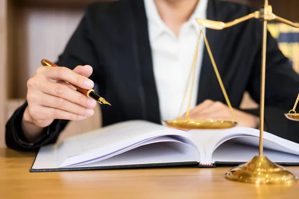 Advogado Juiz Leitura Documentos Mesa Tribunal Trabalhando Fundo Mesa Madeira — Fotografia de Stock