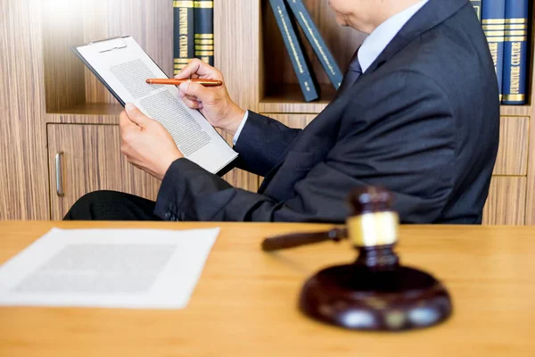 Abogado Juez Lectura Documentos Escritorio Sala Tribunal Trabajando Fondo Escritorio — Foto de Stock