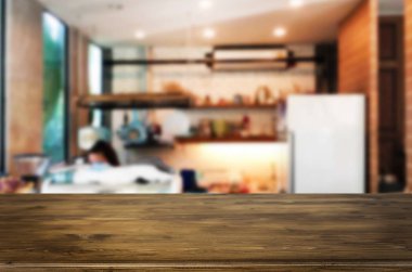 Seçilen odak boş kahverengi ahşap masa ve kahve dükkanı veya restaurent bokeh görüntü ile arka plan bulanıklık. Fotomontaj veya ürün ekran