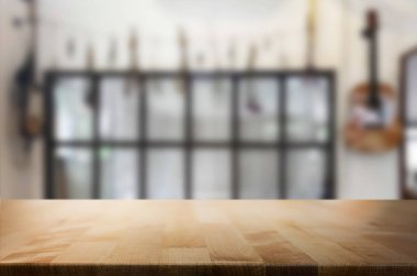 Seçilen odak boş kahverengi ahşap masa ve kahve dükkanı veya restaurent bokeh görüntü ile arka plan bulanıklık. Fotomontaj veya ürün ekran