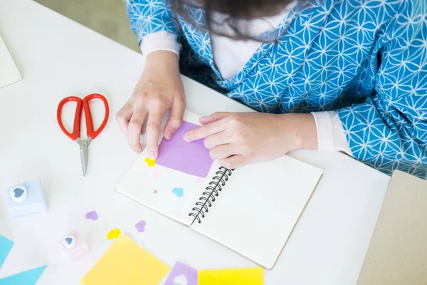 Frau Handgeschnittenes Papier Das Eine Schrottbuchung Oder Andere Festliche Dekorationen — Stockfoto