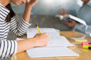 kadın öğrenmek ve öğretmek öğretmen sınıf oda bir masada oturan yardım kavramı eğitim