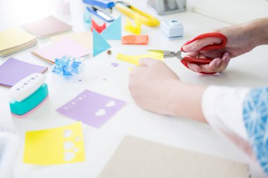 Kadın eli hurda rezervasyon veya diğer Festival süsleri DIY aksesuarlar düzenleme yapmaya kağıt kesme