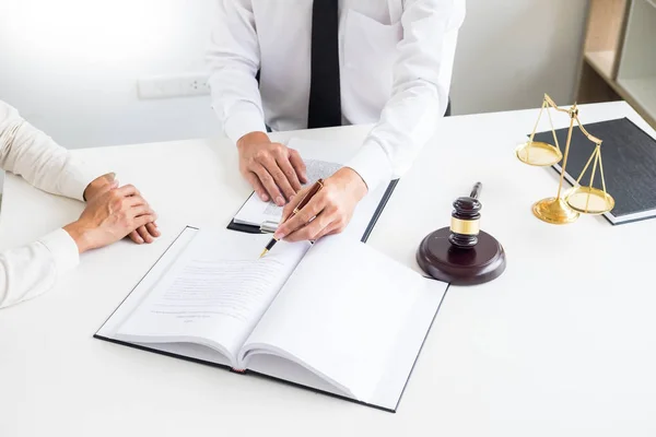 Empresários Advogados Discutindo Papéis Contratuais Sentados Mesa Conceitos Direito Aconselhamento — Fotografia de Stock