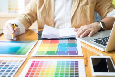 İş başında yaratıcı grafik tasarımcı. Renk renk örneği örnekleri pantone paleti studio modern ofis, iç tasarım, yenileme ve teknoloji kavramı