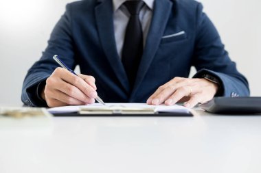 İyi anlaşma anlaşma sonra bitir tuþuna müşteriye veren işadamı. süre kredi anlaşması onaylandıktan ve hesap makinesi, ev kavramı satın