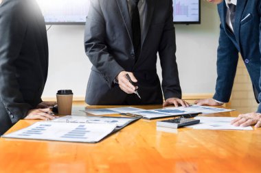 Takım iş süreci. Genç iş yöneticileri ekip başlangıç projesi ile çalışma. ofis içinde laptop analiz kar grafiği planı.