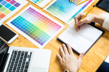 Profesyonel yaratıcı mimar grafik desiner işgal renk pantone paleti örnekleri üzerinde office masaüstü bilgisayar projesi için seçme