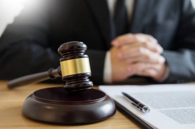 Mahkeme avukat avukat belgeleri ve tahta tokmak ile donatmak mahkeme salonunda üzerinde çalışıyor. Adalet tavsiye ve hukuk hakimi mevzuat kavramı